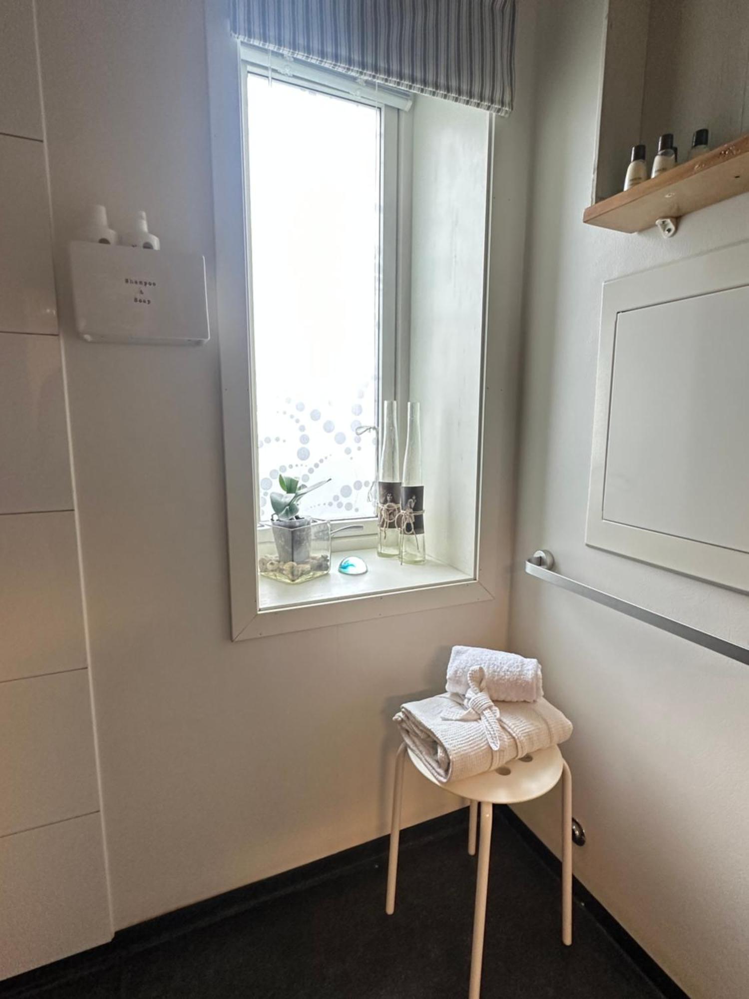 Saga, Et Unikt, Sjarmerende Badehotell Med Fa Rom, Sauna Og Badebrygge - Inderoy Straumen  Exterior photo